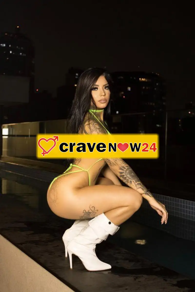 Bionda tutta tatuata