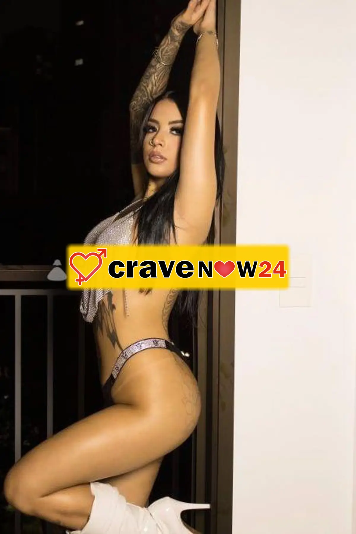 Bionda tutta tatuata