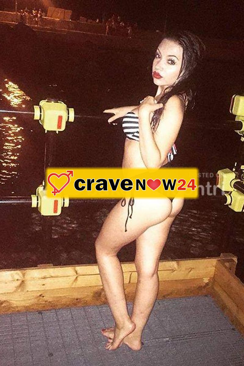 Bambolina mora esegue videochiamata hard e sexchat