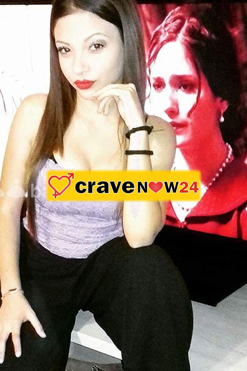 Bambolina mora esegue videochiamata hard e sexchat