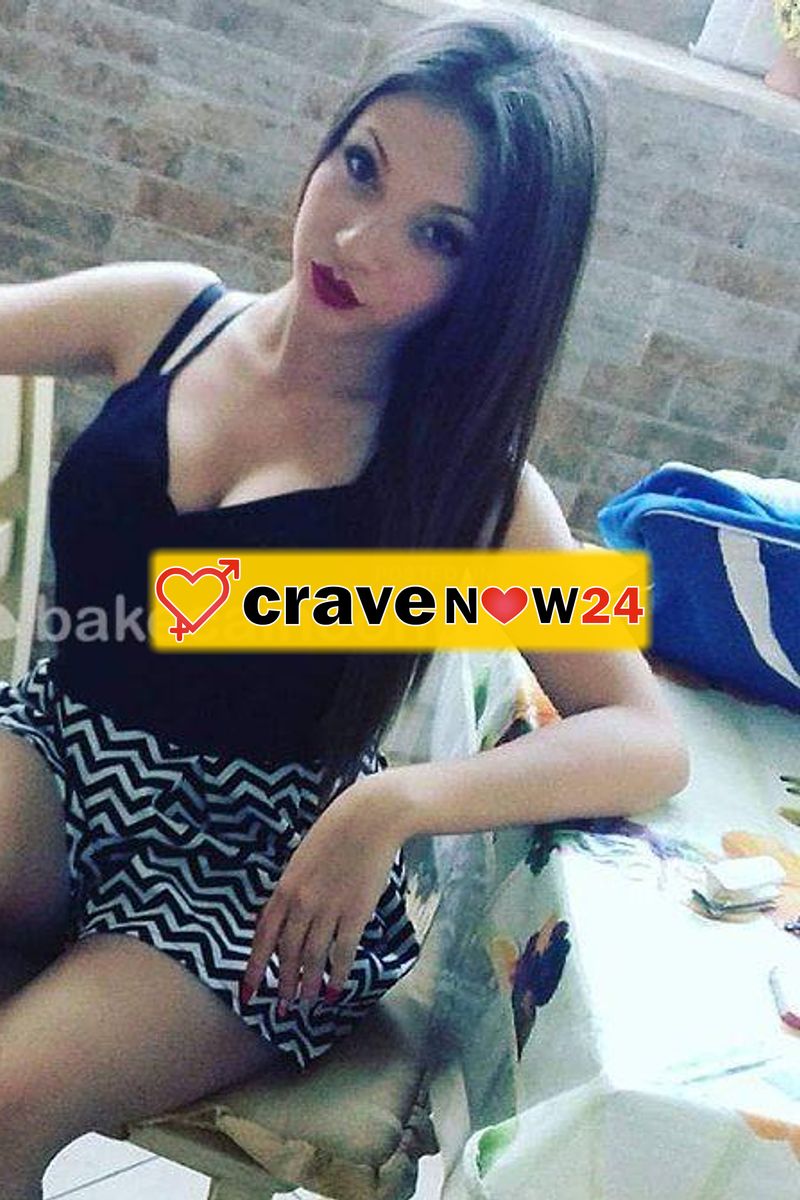 Bambolina mora esegue videochiamata hard e sexchat