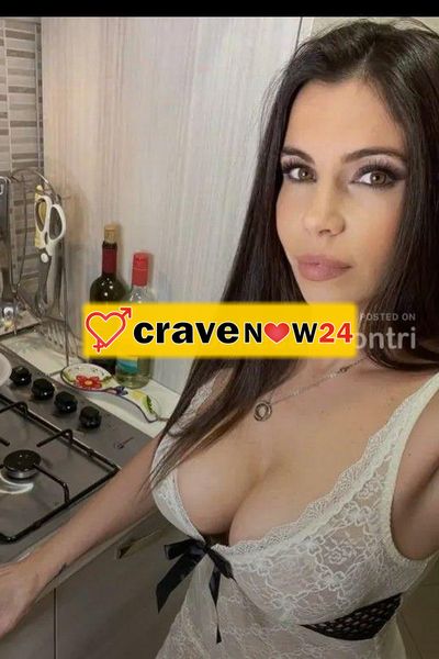 Bambolina mora esegue videochiamata hard e sexchat