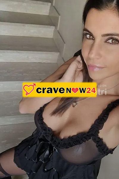 Bambolina mora esegue videochiamata hard e sexchat