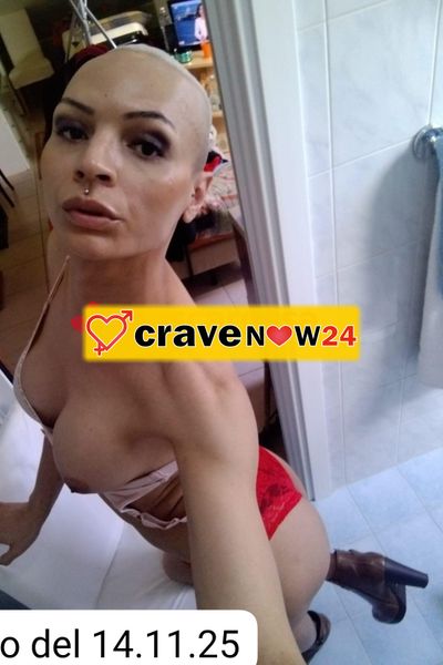 Bionda massaggiatrice trans