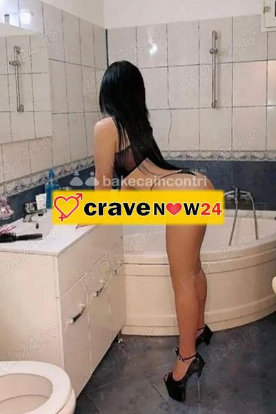 Bella ragazza pronta a satisfare i tubi piaceri.
