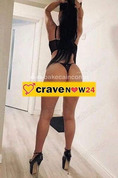 Bella ragazza pronta a satisfare i tubi piaceri.