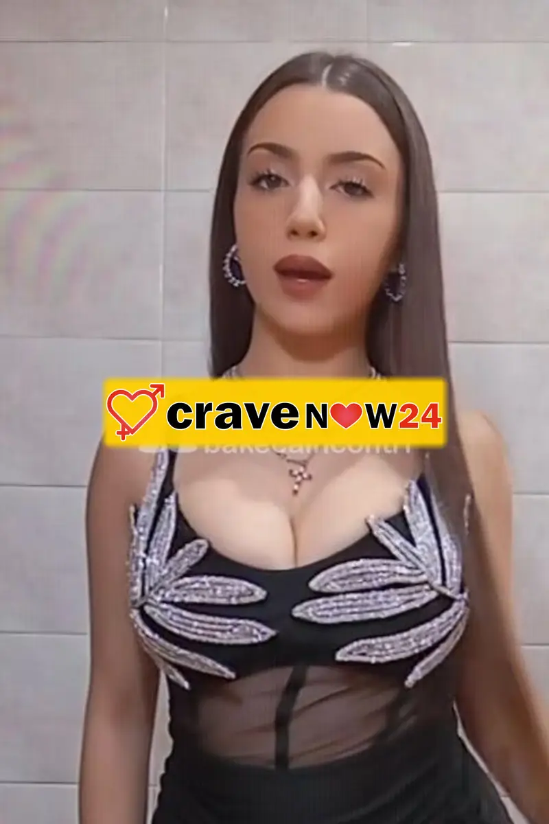 Bambolina mora esegue video chiamata hard e SEXCHAT
