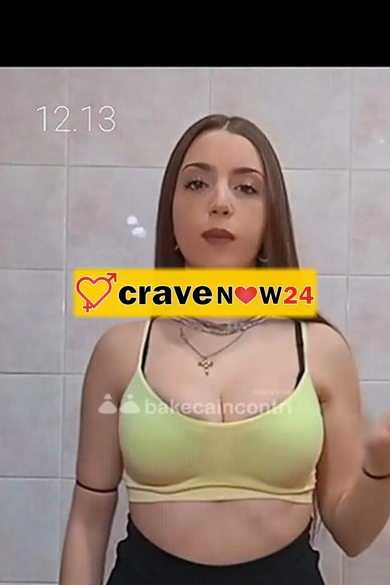 Bambolina mora esegue video chiamata hard e SEXCHAT