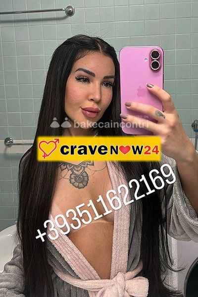 Una ragazza molto attraente, che vive in città solo da pochi giorni.