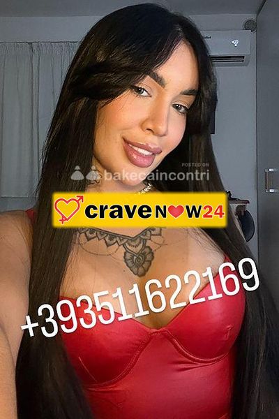 Una ragazza molto attraente, che vive in città solo da pochi giorni.