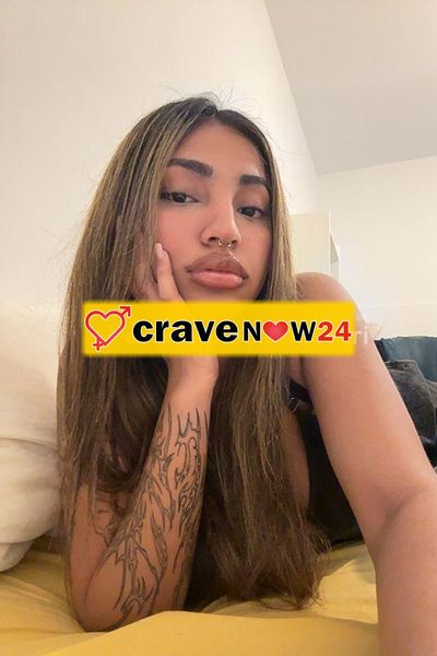 una ragazza bellissima, carina, molto attraente, molto curata.