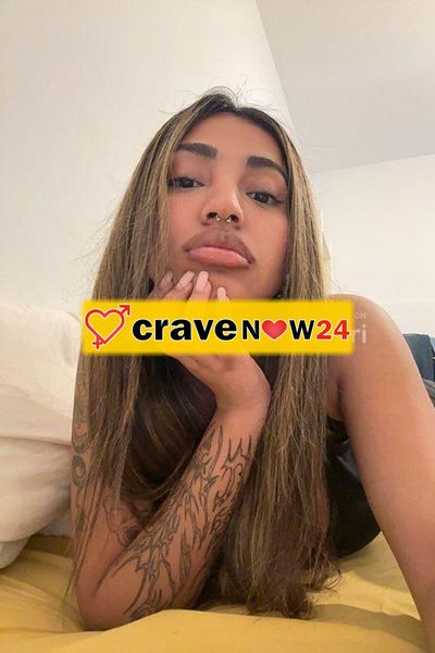 una ragazza bellissima, carina, molto attraente, molto curata.