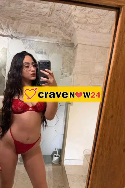 Sono una ragazza estremamente sensuale, con uno sguardo che provoca e un'energia difficile da dimenticare.