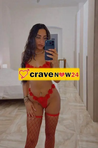 Sono una ragazza estremamente sensuale, con uno sguardo che provoca e un'energia difficile da dimenticare.