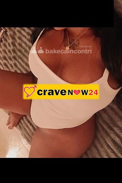Donna brasiliana di una bellezza mozzafiato — davvero attraente e meravigliosa, con un corpo splendido e baciato dal sole; foto reali.