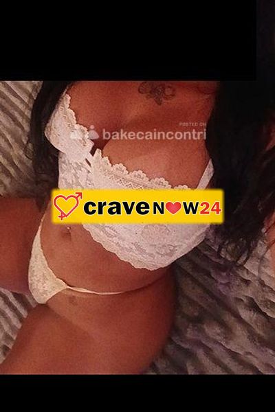 Donna brasiliana di una bellezza mozzafiato — davvero attraente e meravigliosa, con un corpo splendido e baciato dal sole; foto reali.