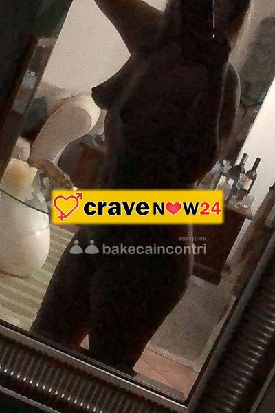 Elegante, femminile e discreta.
Amo le belle conversazioni, le attenzioni sincere e gli uomini che sanno come valorizzare una donna.