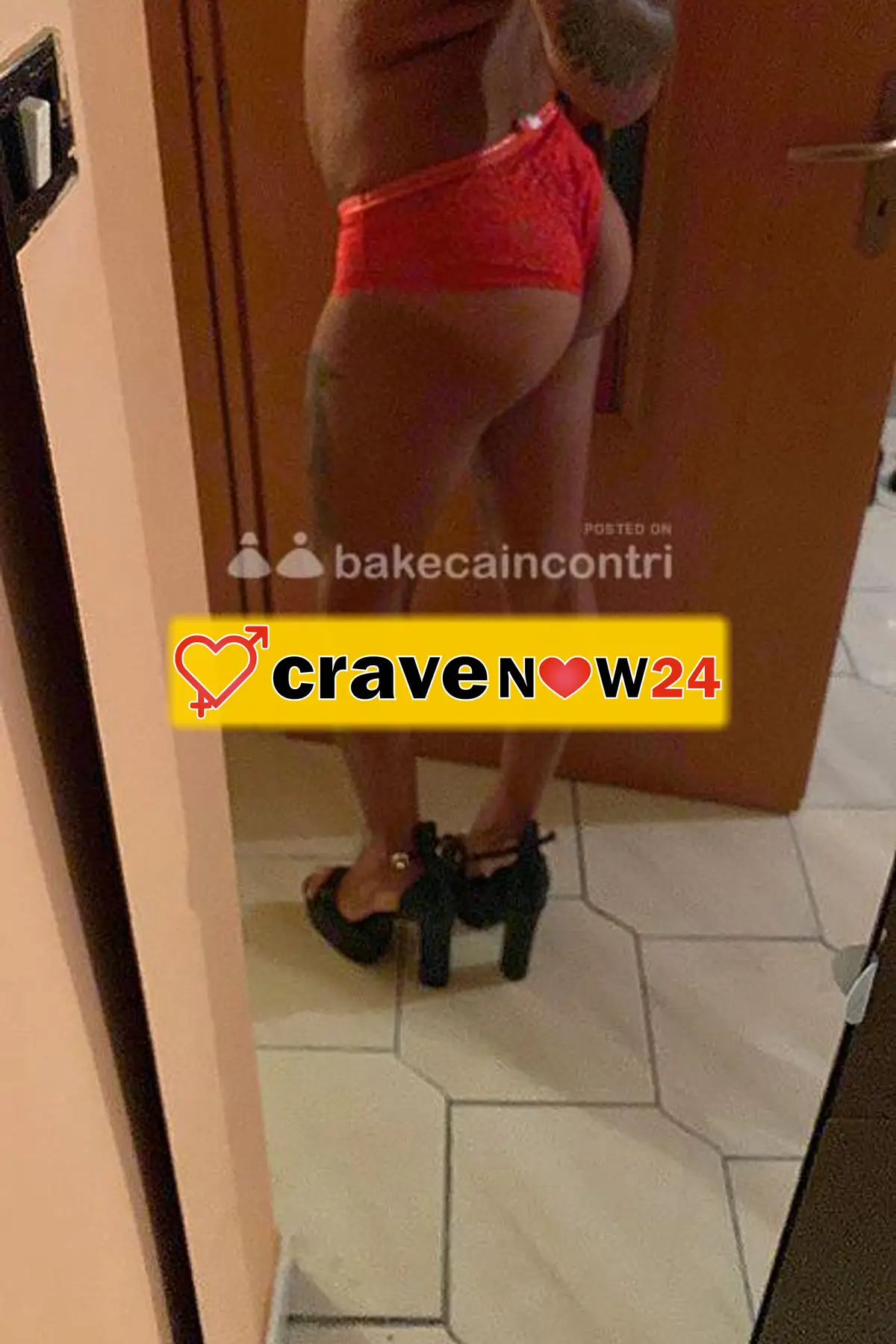 RAGAZZO IN INTIMO E TACCHI.
NO PERDITEMPO