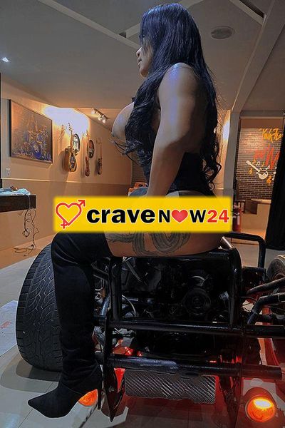 Donna brasiliana di una bellezza mozzafiato — davvero attraente e meravigliosa, con un corpo splendido e baciato dal sole; foto reali.