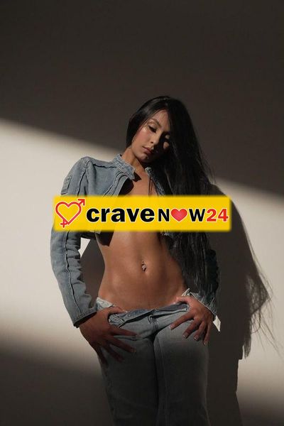 ✨ Giovane, magra, dai capelli castani e neri, con uno sguardo intenso e un sorriso che affascina.