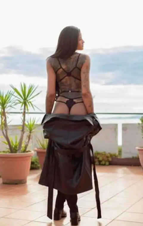 Appena arrivata.🆕️💥💥🏅🏅SAFIRA LA RAFFINATA ...💯 🎖🎖giovane brasileira vera maialina -