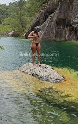 Mi chiamo Martina, ho 23 anni, sono alta 1,60 m e i miei capelli neri esaltano il mio aspetto e il mio stile femminile. La mia figura è armoniosa