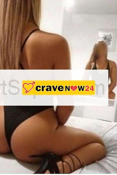 Bionda seducente e coccolona