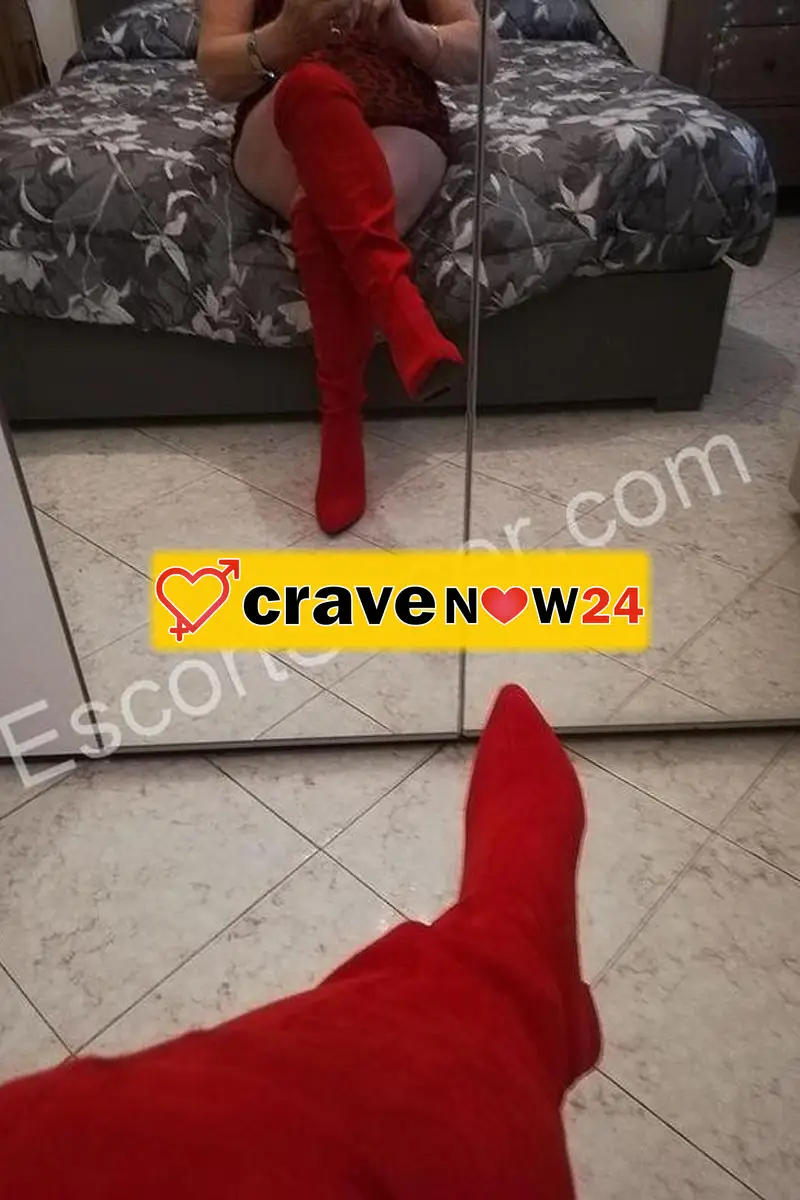 ITALIANA Bella.signora intrigante
Calda e porca al punto giusto
Padrona dolce severa