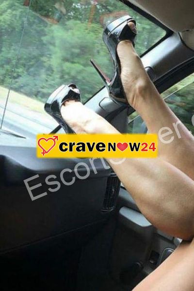 Annaxxx. La Milf della porta accanto (solo altrui, vengo io da te) foto recenti e veritiere.